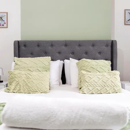 The Storybook Nyaraló